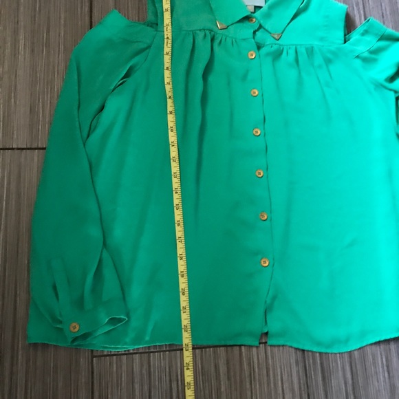 Skies are Blue jade cold shoulder top gold accents - Picture 4 of 6